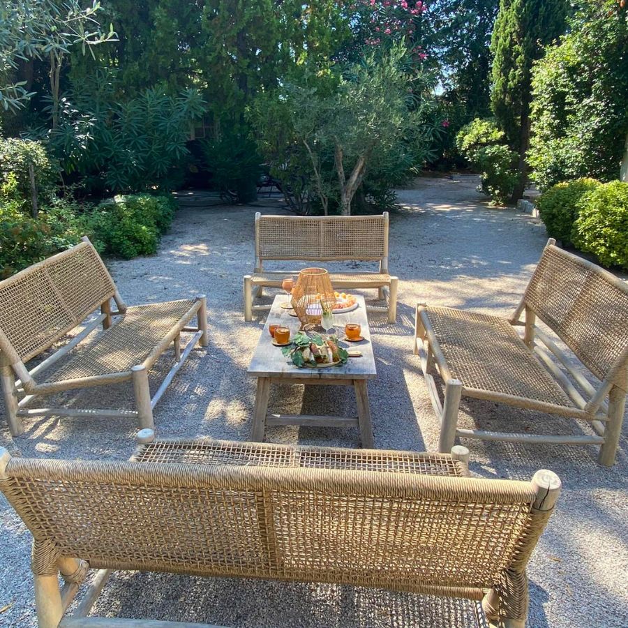 Petit-déjeuner en terrasse – Profitez des saveurs locales sous l’ombre des arbres