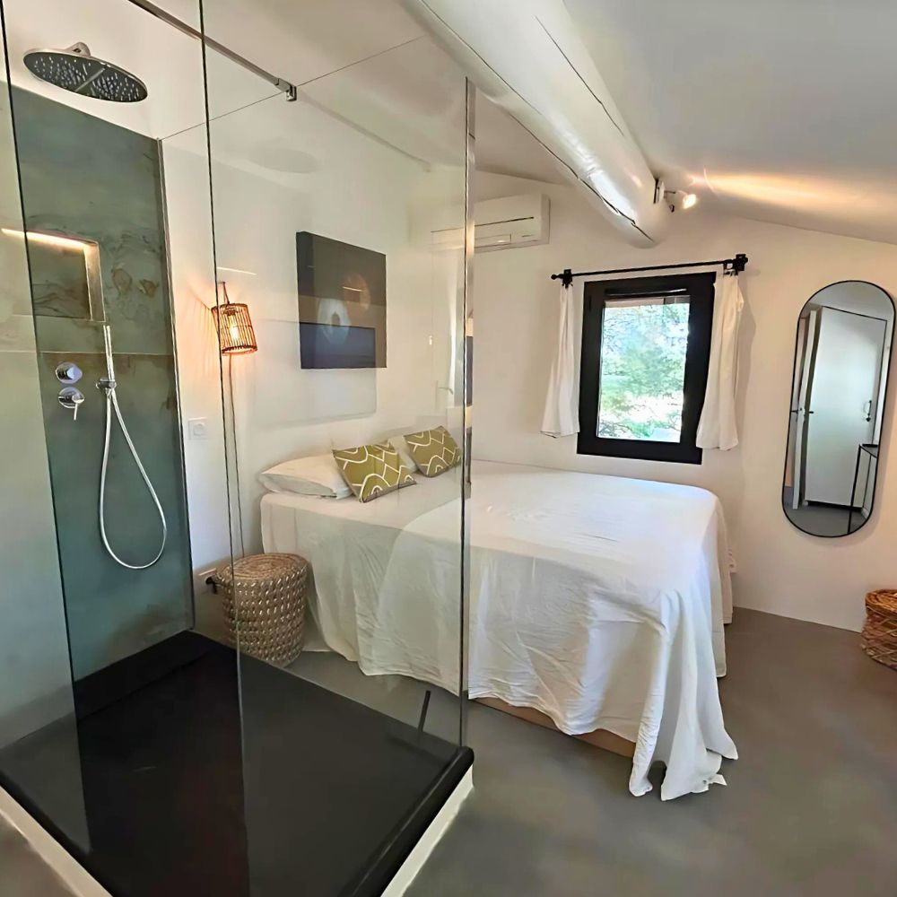 Chambre Iris avec lit double et vue sur les Alpilles
